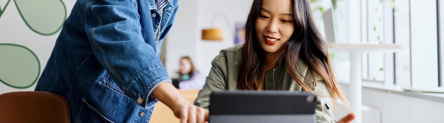 People learning with laptop to illustrate Revit and Navisworks training